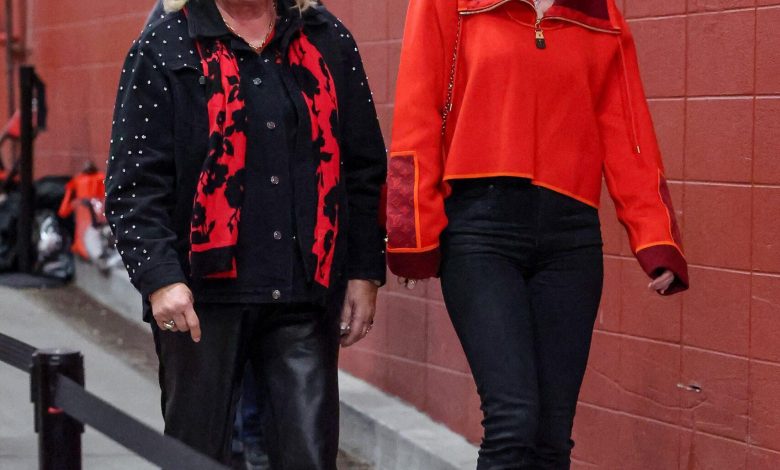 Taylor Swift dan Donna Kelce di Kansas untuk pertandingan Chiefs
