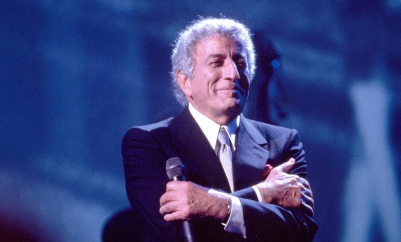 Tony Bennett pada tahun 1994 di atas panggung saat kembalinya di Elvis Tribute