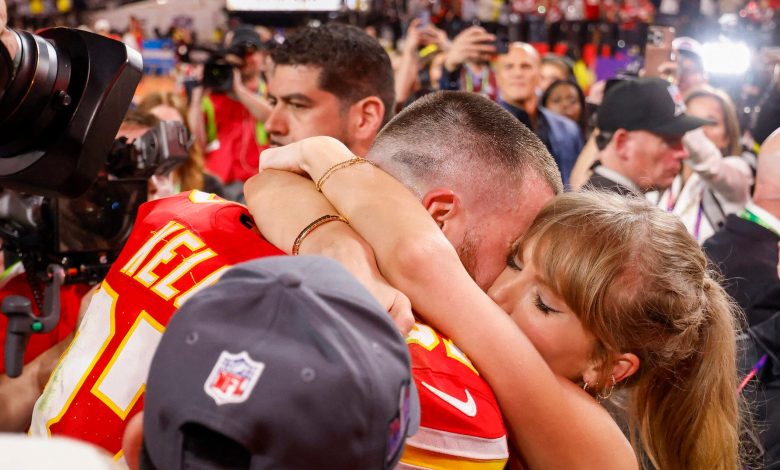 Taylor Swift dan Travis Kelce merayakan Chiefs Super Bowl