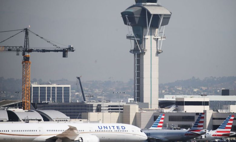 LOS ANGELES, CALIFORNIA - 01 OKTOBER: Sebuah pesawat United Airlines meluncur melewati pesawat American Airlines di landasan di Bandara Internasional Los Angeles (LAX) pada 1 Oktober 2020 di Los Angeles, California. United Airlines dan American Airlines akan mulai merumahkan 32,000 karyawannya hari ini setelah negosiasi paket bantuan virus corona baru gagal di Washington. (Foto oleh Mario Tama/Getty Images)