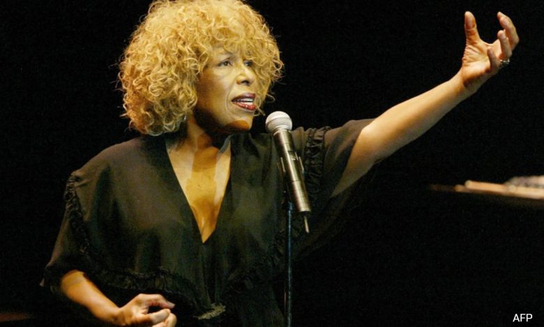 Pemenang Grammy Roberta Flack, dari ketenaran 'Killing Me Softly', meninggal di 88