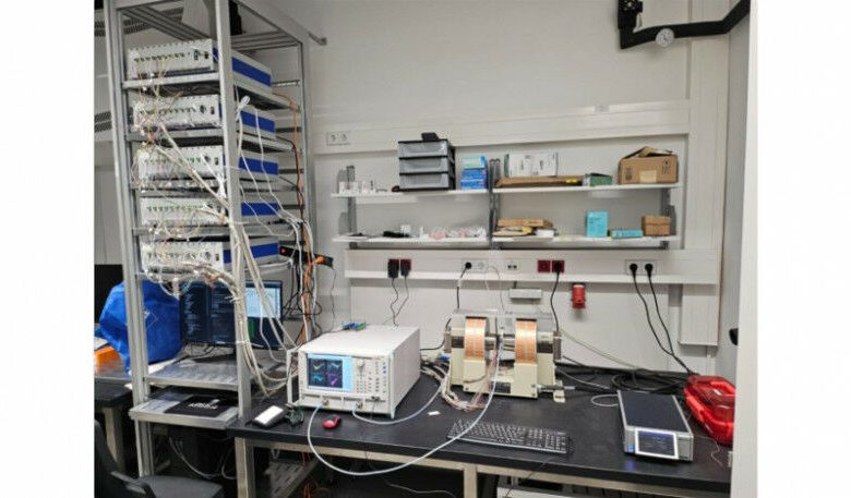 Gbr. 1: Pengaturan desain terbalik eksperimental yang terdiri dari perangkat itu sendiri, mount