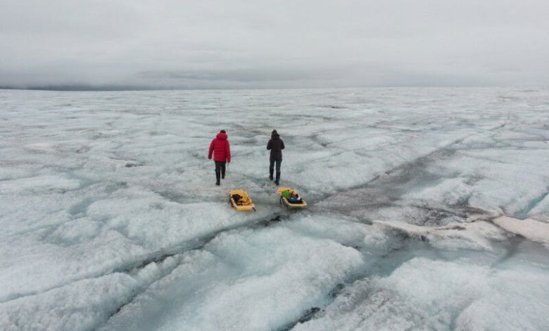 Laura Halbach dan Rey Mourot berangkat untuk mengumpulkan sampel es di Greenland Ice