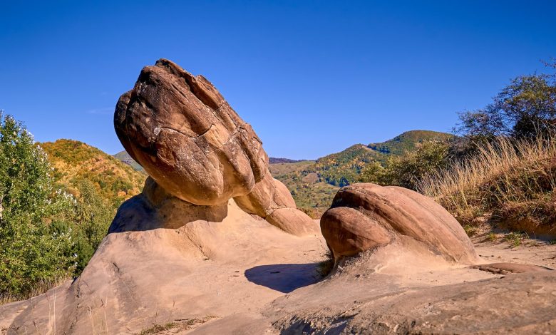 Romania's Trovants: The Bulbous 'Living' Rocks yang menginspirasi kisah folkloric dari telur dan alien dinosaurus