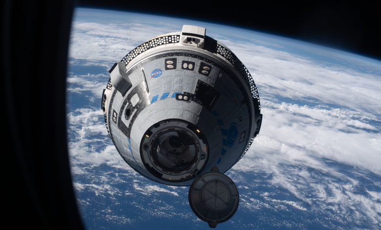 Sementara kapsul kru Starliner Boeing mendekati jendela di stasiun ruang angkasa internasional dengan Bumi di latar belakang