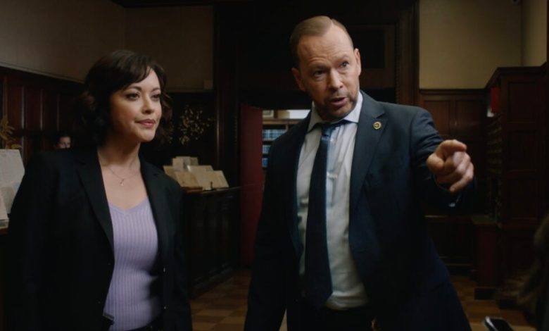Danny menunjuk seseorang sementara Baez terlihat sombong di Blue Bloods Season 14 Episode 17