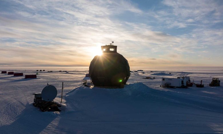 Kamp penelitian di aliran es Greenland Timur Laut saat matahari terbenam.