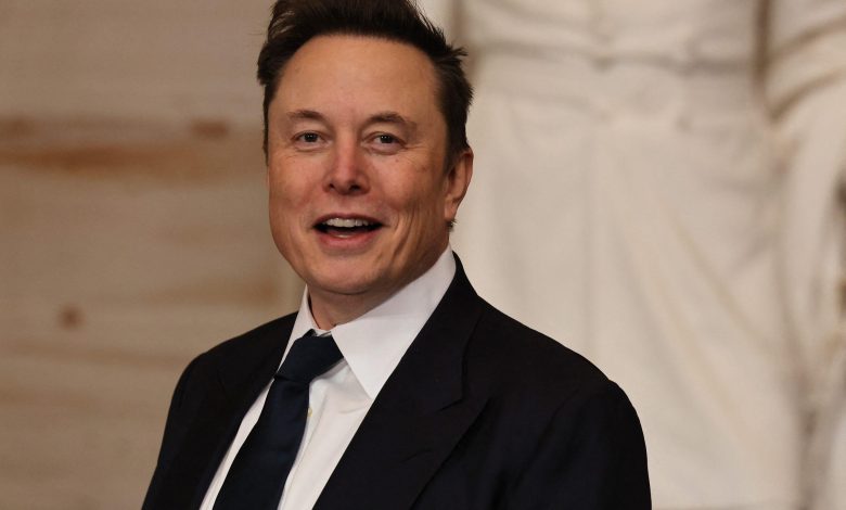 Elon Musk dalam setelan jas