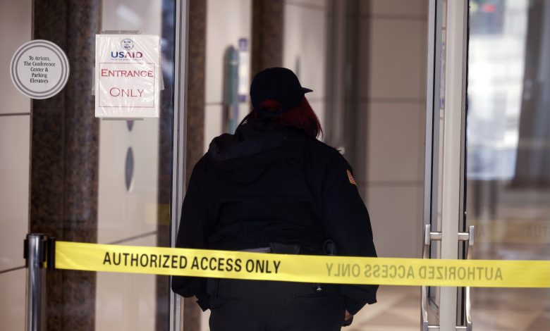 Seorang penjaga keamanan berdiri di pintu masuk ke markas USAID pada 03 Februari 2025 di Washington, DC