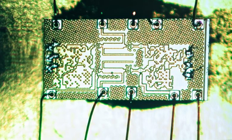 Gambar yang diperbesar dari sirkuit chip menunjukkan pola yang tidak biasa.