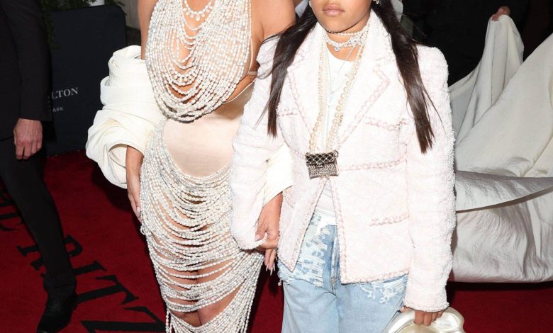 Kim Kardashian Stuns in Pearls dengan putri North West meninggalkan Ritz Hotel di sana ke Met Gala