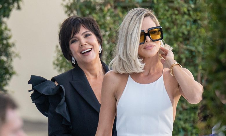 Kris Jenner dan Khloe Kardashian terlihat di Los Angeles, California.