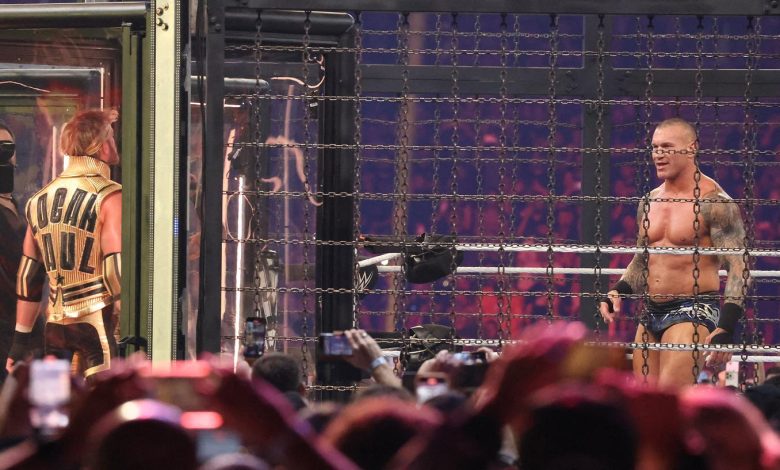 Ishowspeed mendapat rko'd oleh Randy Orton dan Logan Paul di WWE Elimination Chamber di Optus Stadium di Perth