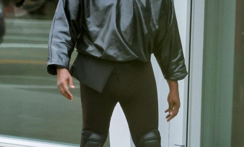 Kanye West dan 'Istri' Bianca Sensori melangkah dengan pakaian aneh untuk kebaktian hari Minggu
