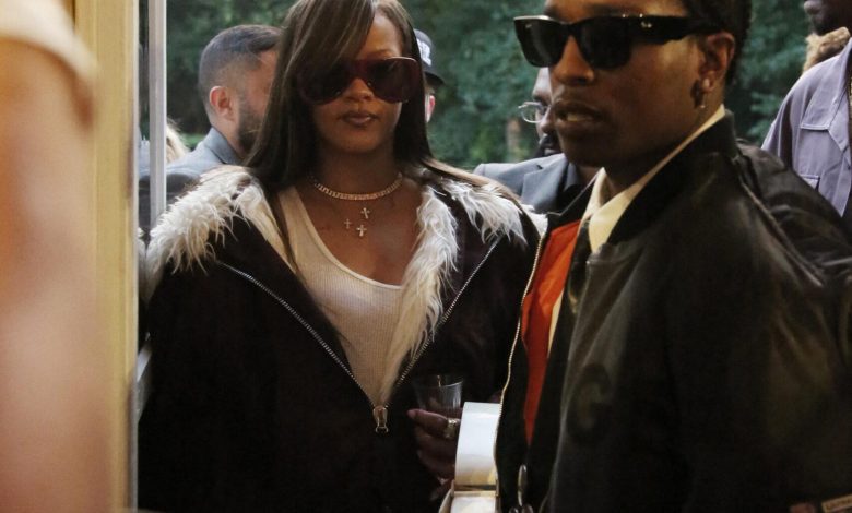 Rihanna Menghadiri Mitra A $ AP Rocky's Menswear Show Selama Paris Fashion Week