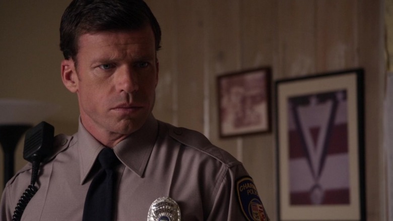 Deputi Hale Taylor Sheridan, berseragam, menatap serius pada sesuatu di Sons of Anarchy