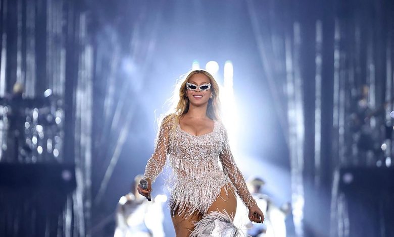 Beyoncé Stuns in Glittering Ensemble yang diciptakan oleh merek Brasil Patbo selama Tur Renaissance.