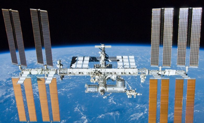 Foto ISS di orbit di sekitar Bumi