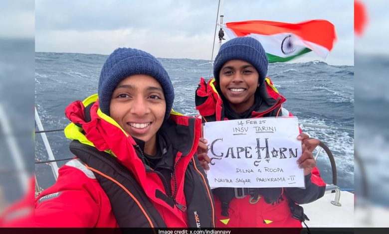 2 Petugas Wanita Cross Cape Horn, dikenal karena angin kencang, gelombang yang menjulang tinggi