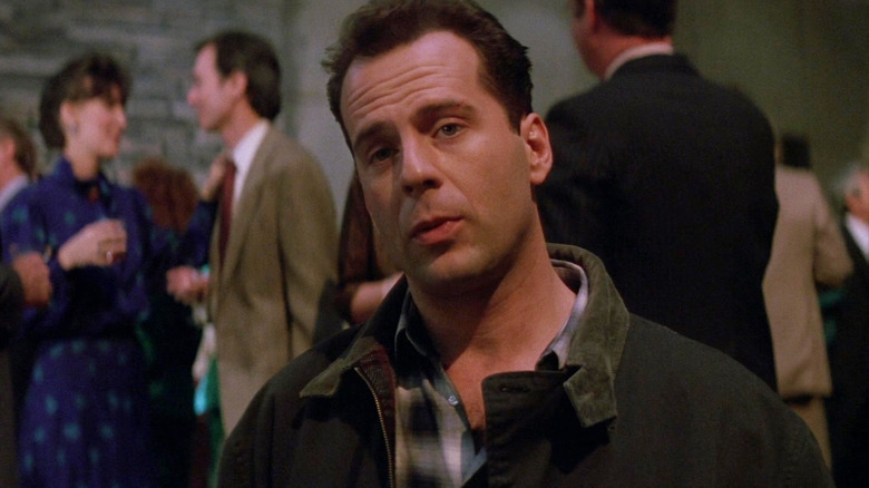 Bruce Willis sebagai John McClane di sebuah pesta kantor di Die Hard