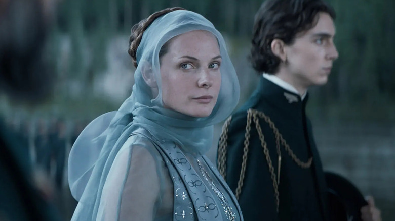 Lady Jessica, dalam kerudung biru, berjalan bersama Paul Atreides