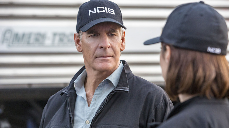 Scott Bakula sebagai Dwayne di topi NCIS -nya dengan ekspresi keras di wajahnya di NCIS: New Orleans Episode No Man's Land