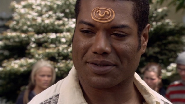 Hakim Christopher sebagai teal'c tersenyum di Stargate SG-1