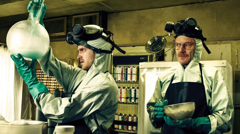 Aaron Paul sebagai Jesse Pinkman dan Bryan Cranston sebagai Walter White Membuat Meth Breaking Bad