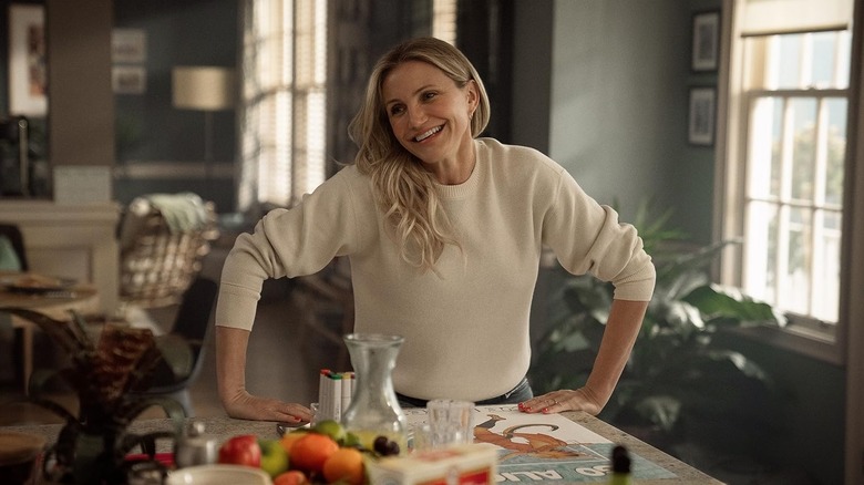 Cameron Diaz sebagai Emily menyandarkan tangannya ke meja di belakang beraksi