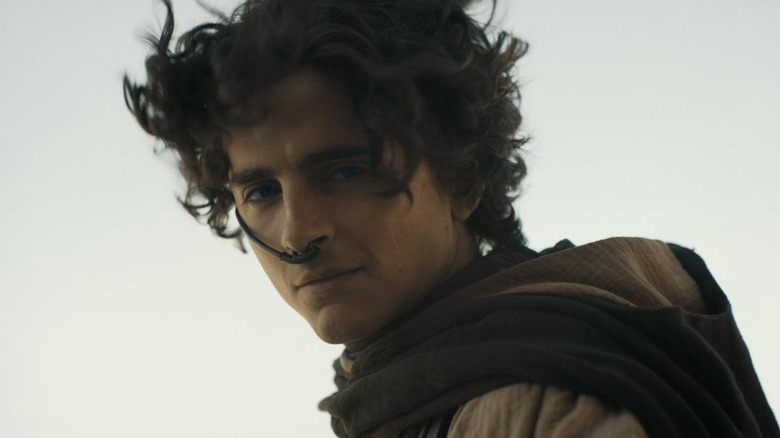 Paul Atreides dari Timothee Chalamet melihat dari balik bahunya di Dune: Bagian Dua