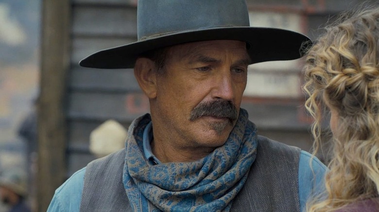 Kevin Costner Sports the Stache sebagai Hayes Ellison di Horizon An American Saga Bab 1