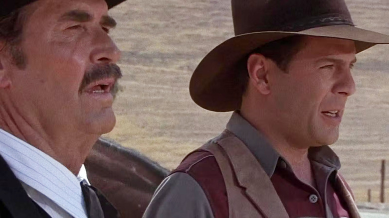 James Garner sebagai Wyatt Earp dan Bruce Willis sebagai Tom Mix Terlihat offscreen Di Sunset