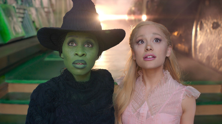 Elphaba dan Glinda menatap kagum ke Emerald City