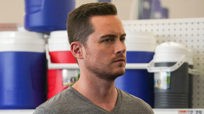 Jayse Halstead dari Jesse Lee Soffer mengenakan kemeja abu -abu di Chicago PD