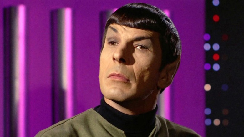 Leonard Nimoy Cocks Sebuah alis penasaran seperti Spock di Star Trek