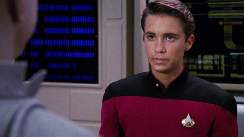 Wesley Crusher, berdiri di rekayasa utama, tampak stres.