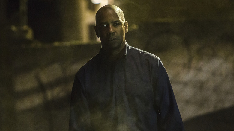 Denzel Washington sebagai Robert McCall Berjalan Melalui Asap di The Equalizer