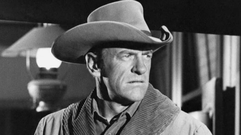 James Arness terlihat kecewa sebagai Matt Dillon di Gunsmoke