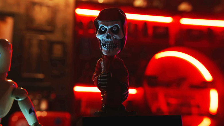 Kepala Bobble Grim Reaper ditampilkan di konter di garis keturunan tujuan akhir