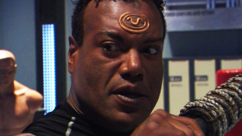 Christopher Judge's Teal'c terlihat intens saat dia menjaga serangan di Stargate SG-1