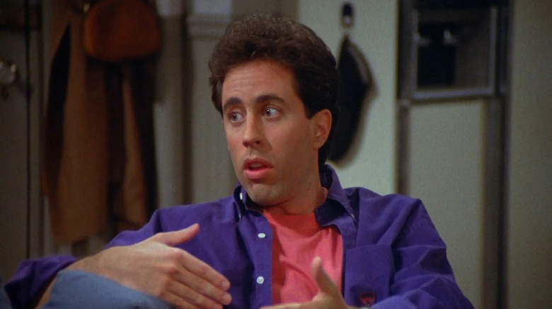 Jerry Seinfeld memberi isyarat dengan tangan di Seinfeld