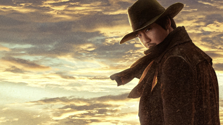 Lee Yoon (Kim Nam-Gil) berdiri di depan langit di Song of the Bandits