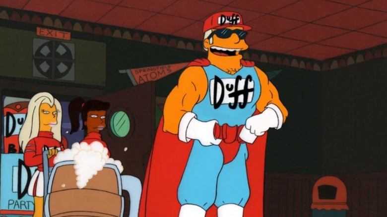 Duffman memasuki Moe's Tavern di The Simpsons