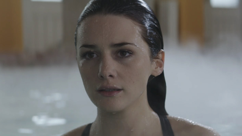 Harga Lucinda Addison Timlin terlihat di seluruh bingkai saat berada di kolam di Fallen