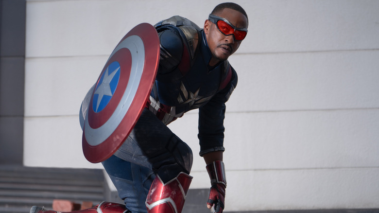 Sam Wilson dari Anthony Mackie dengan perisai di Captain America: Brave New World