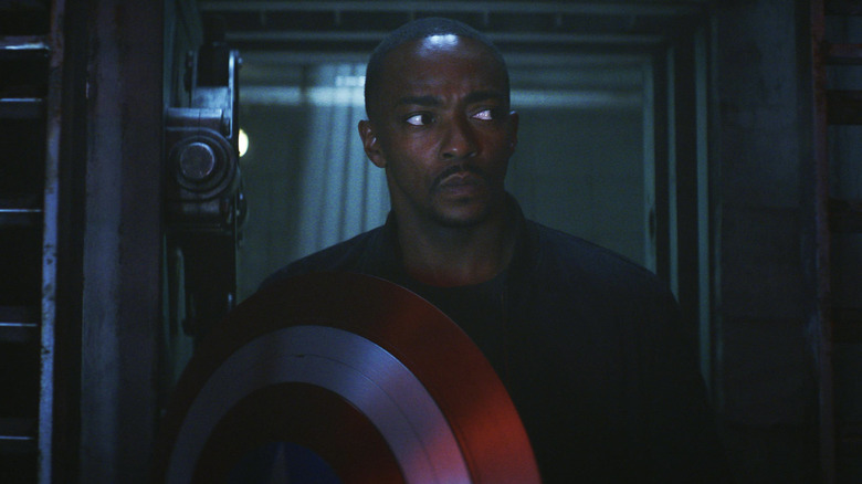 Sam Wilson dari Anthony Mackie memegang perisai memasuki bunker di Captain America: Brave New World