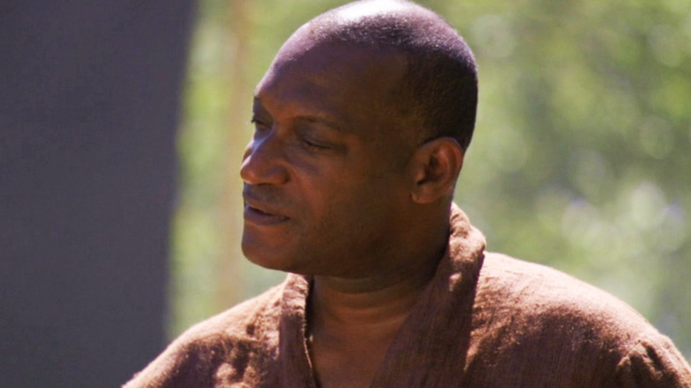 Tony Todd's Lord Haikon terlihat di sebelah kanannya di Stargate SG-1