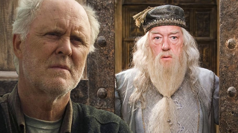 John Lithgow di sebelah Michael Gambon sebagai Dumbledore dari film Harry Potter