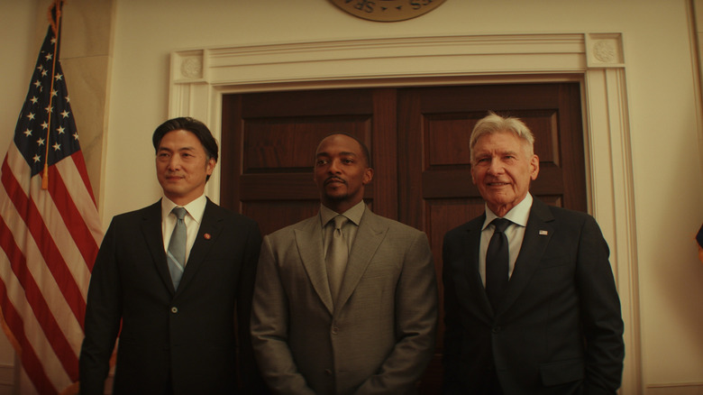 Perdana Menteri Takehiro Hira Ozaki, Sam Wilson dari Anthony Mackie, dan Presiden Harrison Ford Thaddeus Ross berpose bersama di Captain America: Brave New World