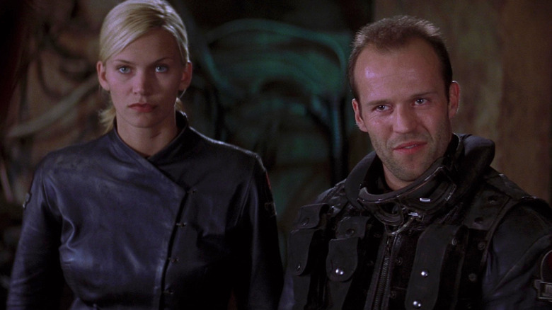 Natasha Henstridge sebagai Letnan Melanie Ballard dan Jason Statham sebagai Sersan Jericho Butler membuat ekspresi lucu di Ghosts of Mars